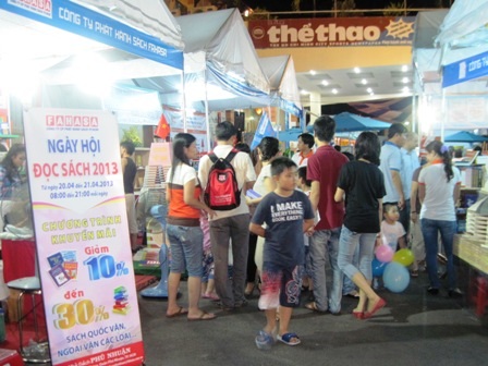 Nhiều bạn trẻ đến đọc sách miễn phí và chọn mua những cuốn sách tại Ngày hội đọc sách 2013 TPHCM