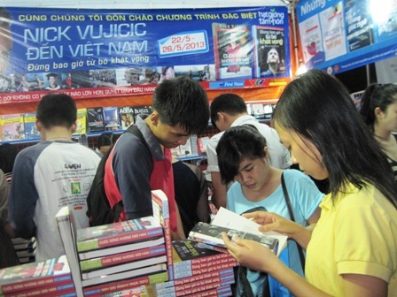 Sách kỹ năng sống, hạt giống tâm hồn và kỹ năng giao tiếp được đông đảo bạn trẻ đến đọc và chọn mua