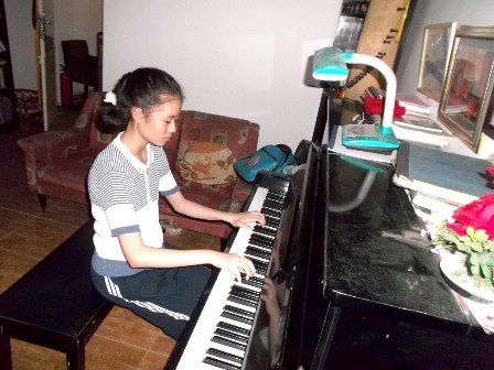 Ngày ngày, Hồng Ân cần mẫn luyện tập bên chiếc piano gia truyền