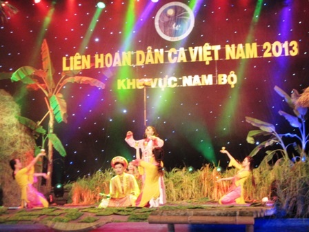 Tiết mục bóng rỗi của của nghệ nhân Minh Bảy (Lê Văn Bảy, 73 tuổi)