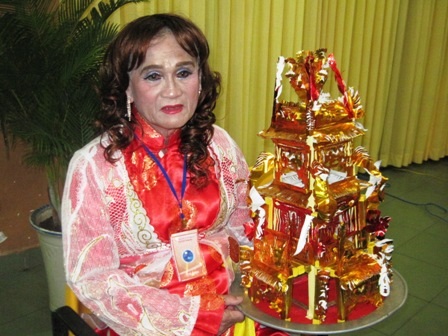 Tiết mục bóng rỗi của của nghệ nhân Minh Bảy (Lê Văn Bảy, 73 tuổi)