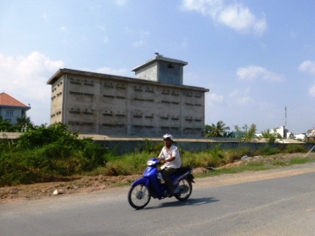 Chưa hết căng thẳng với nhà nuôi yến trong khu dân cư