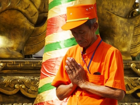 Ai ai cũng thành tâm cầu nguyện.