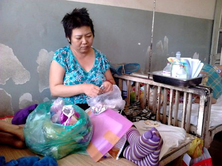 Bé Trần Thị Huỳnh Thương cùng cha đến báo Dân trí nhận quà nhân ái