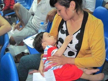 Chị Tuyết giấu những giọt nước mắt vì tiền có tiền rồi nhưng chưa thể cứu con trai