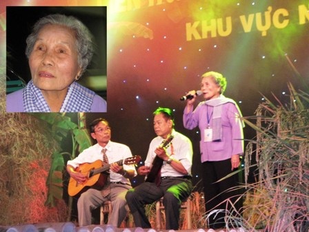 Nghệ nhân Út Bến Hải (82 tuổi) với tiết mục nói thơ