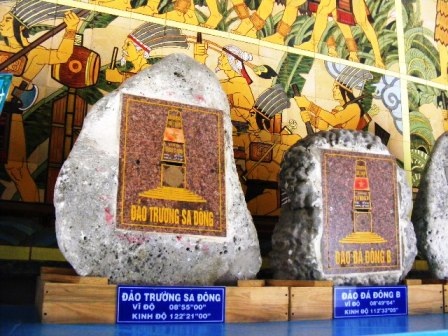 Mỗi tấm bia khẳng định tên và tọa độ địa lý một hòn đảo