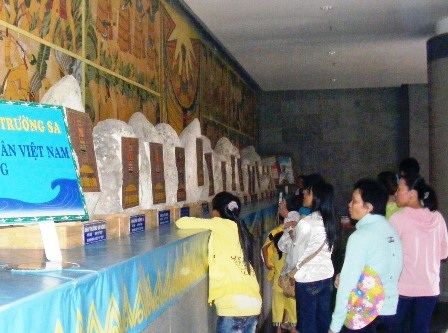 33 tấm bia đá khẳng định chủ quyền các đảo lớn nhỏ cũng được trưng bày