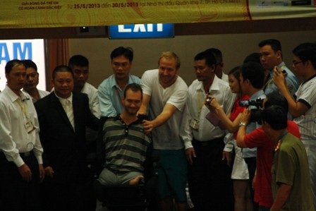Nick Vujicic đá bóng khai mạc giải bóng đá futsal - 1 Nick xuất hiện trong tiếng hò reo vang dậy
