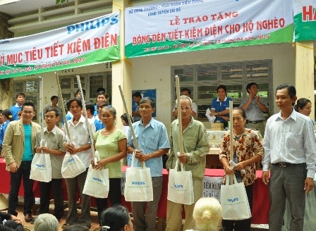Các xã nghèo Tiền Giang hưởng ứng Hành trình Tiết kiệm điện 2013 - 1 Lễ trao tặng đèn tiết kiệm điện Philips tại huyện Cái Bè, tỉnh Tiền Giang