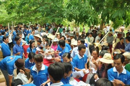 Các xã nghèo Tiền Giang hưởng ứng Hành trình Tiết kiệm điện 2013 - 2 Hành trình Tiết kiệm điện được đông đảo người dân Tiền Giang hưởng ứng