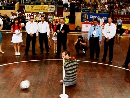 Nick Vujicic đá bóng khai mạc giải bóng đá futsal - 3 Ký tên lên trái bóng