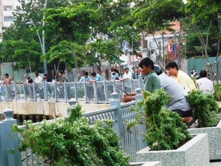 Mẹ và bé cùng sưởi nắng sớm