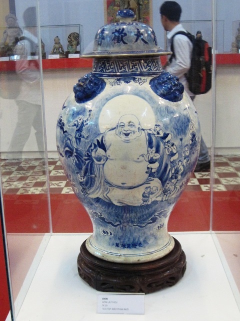 Chóe gốm Lái Thiêu (Bình Dương) thế kỷ 20, dùng để đựng nước mưa dâng cúng Phật