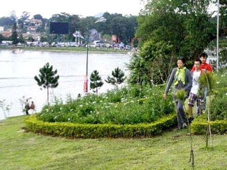 Khởi động năm Du lịch quốc gia Tây Nguyên - Đà Lạt 2014 - 1 Du khách dạo bước bên hồ Xuân Hương - Đà Lạt trong dịp lễ 30/4-1/5 vừa qua
