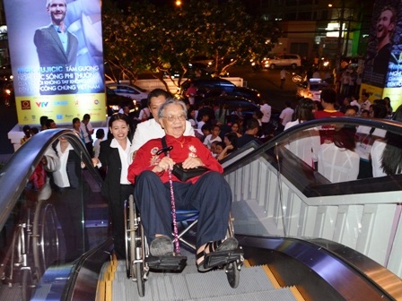 Dù đã ngoài 90, Giáo sư Trần Văn Khê vẫn đến tham dự chương trình đầy ý nghĩa này