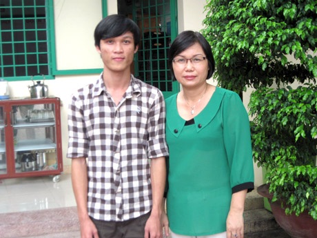 Thủ khoa Lê Văn Hoàng Long và cô hiệu trưởng Trung tâm GDTX quận 12 Trần Thị Huyền.