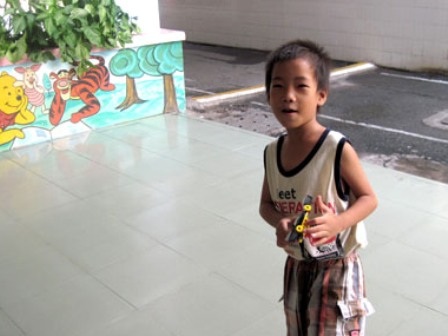 Từ nay không phải đi xin cơm nữa, lại có đồ chơi đẹp nên Minh Tuấn rất vui