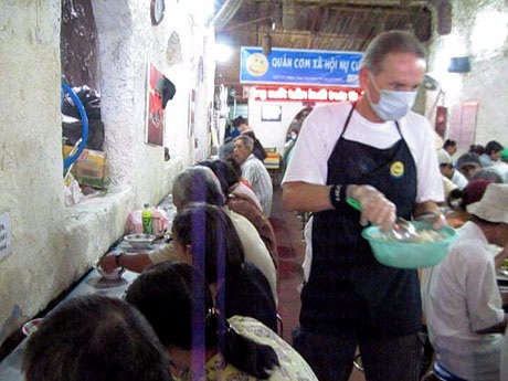 Ông giám đốc Mỹ đến Việt Nam làm bồi bàn phục vụ người nghèo - 2 Vào giờ đông khách, John Kelly đảm nhiệm việc thêm cơm cho từng bàn