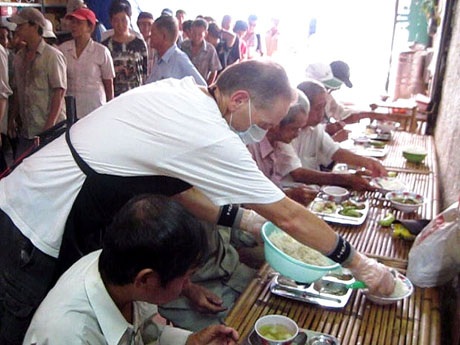 Ông giám đốc Mỹ đến Việt Nam làm bồi bàn phục vụ người nghèo - 3 Vào giờ đông khách, John Kelly đảm nhiệm việc thêm cơm cho từng bàn