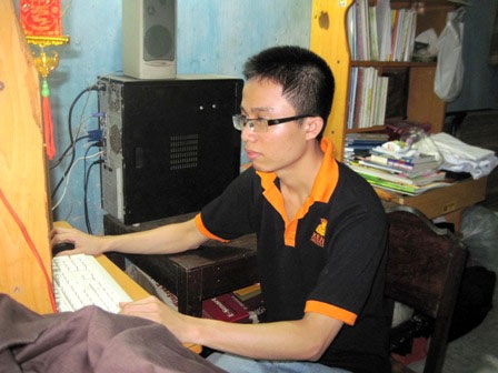 Mu Ham Mach bên máy vi tính tự chế và chiếc bàn học được tặng từ hồi cấp I.