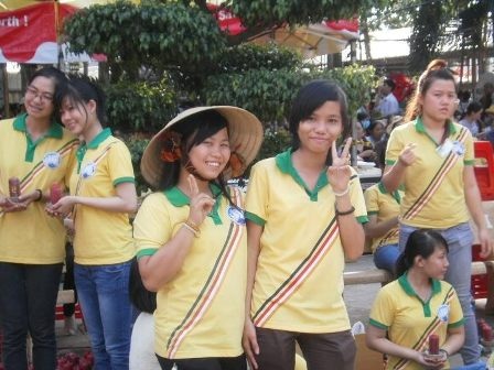 Ngọc Anh nhận chiếc xe đạp do bạn đọc Dân trí tặng (Ảnh: Hoài Lương)