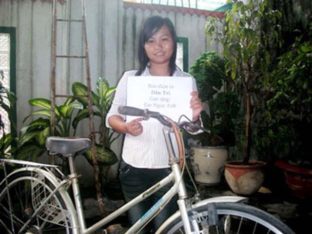 Ngọc Anh nhận chiếc xe đạp do bạn đọc Dân trí tặng (Ảnh: Hoài Lương)