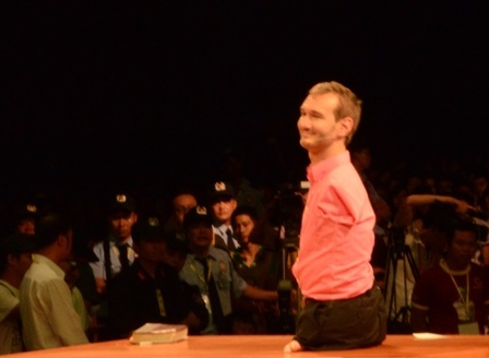 Nick nhấn mạnh rằng anh luôn mong muốn các bạn trẻ yêu thương, đoàn kết với nhau