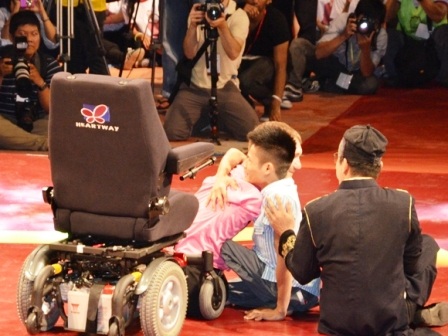 Cái ôm thắm thiết của Nick dành tặng một bạn trẻ khuyết tật 