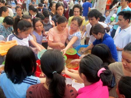 Phật tử chuẩn bị khai kinh tại chùa Phổ Quang (Q. Tân Bình) - ảnh: Hoàng Tidus