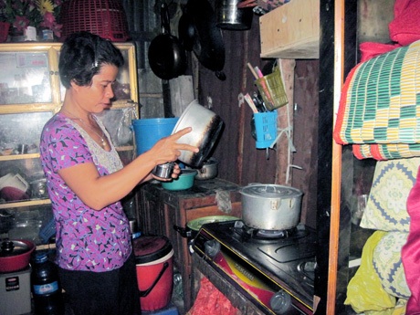 Không có tiền mua thuốc nên chị Tím nấu nước cỏ lồng chầu cho con gái uống