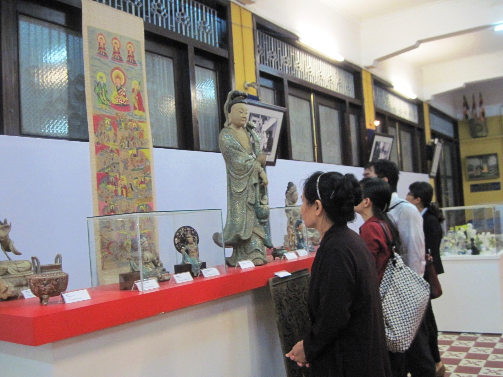 Phật tử chuẩn bị khai kinh tại chùa Phổ Quang (Q. Tân Bình) - ảnh: Hoàng Tidus