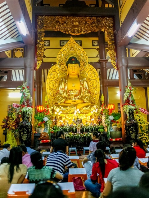 "Mỗi mùa Phật đản là dịp soi lại mình" - 9 Phật tử chuẩn bị khai kinh tại chùa Phổ Quang (Q. Tân Bình) - ảnh: Hoàng Tidus