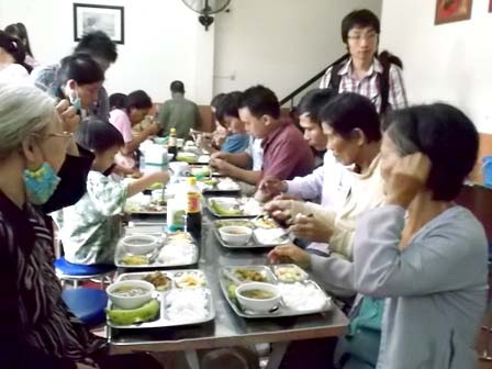 “Tiếng lành đồn xa”, mới đến buổi thứ 3 mà rất nhiều bà con tìm đến quán Nụ Cười 3