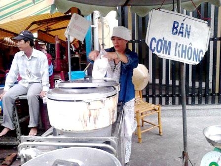 Ăn no mà rẻ nhờ “phố cơm không” ở ga Sài Gòn - 1 Ăn no mà rẻ nhờ “phố cơm không” ở ga Sài Gòn