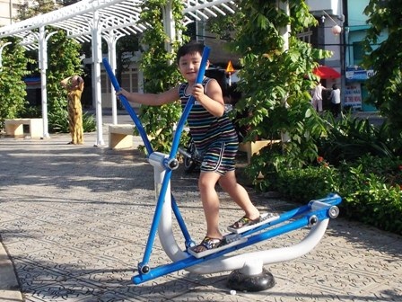 Sáng nào bé Minh (5 tuổi) cũng ra bờ kè gần Cầu Bông tập thể dục