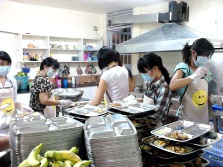 Gian bếp sạch sẽ của quán Nụ Cười 3