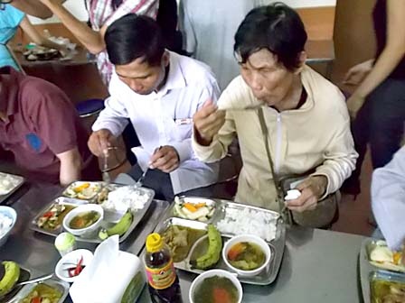 “Tiếng lành đồn xa”, mới đến buổi thứ 3 mà rất nhiều bà con tìm đến quán Nụ Cười 3