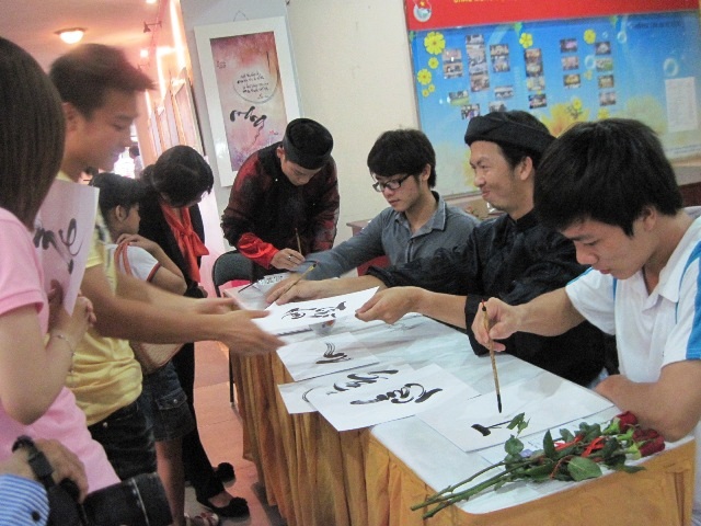 Bạn trẻ thích thú được ông đồ tặng chữ