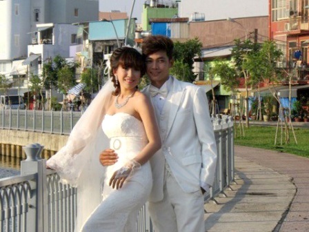 Bồn hoa rực rỡ và hàng liễu rủ thơ mộng bên đường Trường Sa - Hoàng Sa (ảnh: Tùng Nguyên)