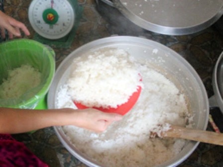 Vài nơi bán thêm dưa mắm, cà muối trong bao nilon