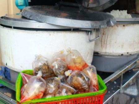 Vài nơi bán thêm dưa mắm, cà muối trong bao nilon