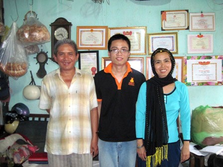 Mu Ham Mach bên máy vi tính tự chế và chiếc bàn học được tặng từ hồi cấp I.