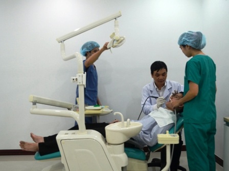 Phẫu thuật cắt hàm hô, móm 1 lần duy nhất - 2 Bác sĩ đang cạo vôi răng, trám răng cho bệnh nhân T.Đ.H trước khi chỉnh hô