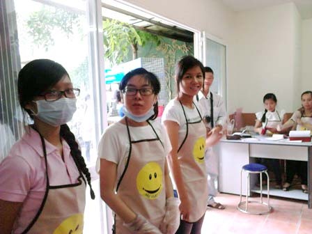 Gian bếp sạch sẽ của quán Nụ Cười 3