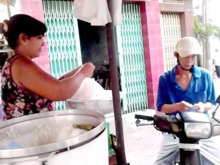 Ăn no mà rẻ nhờ “phố cơm không” ở ga Sài Gòn - 6 Vài nơi bán thêm dưa mắm, cà muối trong bao nilon