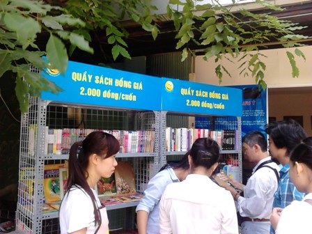 Quầy sách đồng giá 2.000 đồng góp phần đưa “văn hóa đọc” đến với người dân.