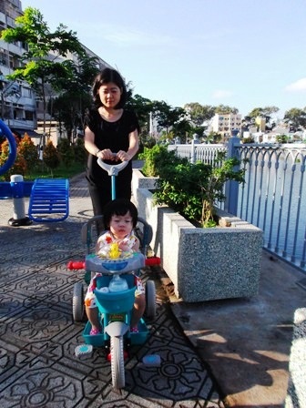 Mẹ và bé cùng sưởi nắng sớm