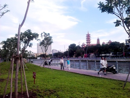 Chiều đến, bờ kè trở thành nơi lý tưởng để tản bộ, hóng mát