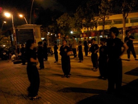 Chiều đến, bờ kè trở thành nơi lý tưởng để tản bộ, hóng mát